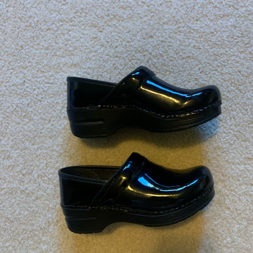 Brand new Black Danskos
